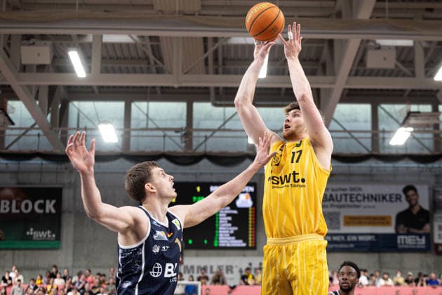Tigers Tuebingen Eisbaeren Bremerhaven, Men, 2 Bundesliga, Barmer 2 Basketball Bundesliga, pro A, 34 Matchday, Season 2025 2026, 02 05 2026 Lukas Milner Tigers Tuebingen, 17 at Jumper against Lorenz Brenneke Eisbaeren Bremerhaven, 11