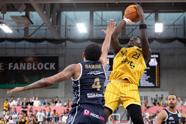 Tigers Tuebingen Eisbaeren Bremerhaven, Men, 2 Bundesliga, Barmer 2 Basketball Bundesliga, pro A, 34 Spieltag, Spielzeit 2025 2026, 02 05 2026 Melkisedek Moreaux Tigers Tuebingen, 23 at the jumper against Jordan Samare Eisbaeren Bremerhaven, 04
