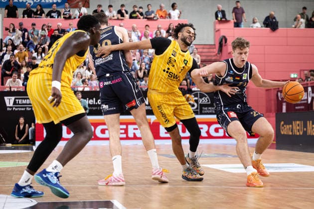 Tigers Tuebingen Eisbaeren Bremerhaven, Men, 2 Bundesliga, Barmer 2 Basketball Bundesliga, pro A, 34 Matchday, Season 2025 2026, 02 05 2026 Peter Hemschemeier Eisbaeren Bremerhaven, 22 with the ball against Miles Tention Tigers Tuebingen, 03