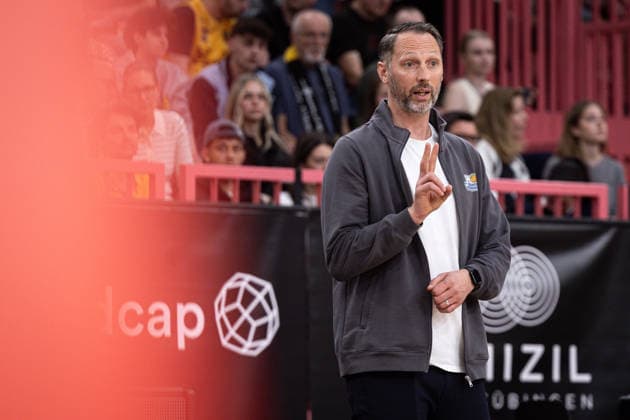 Tigers Tuebingen Eisbaeren Bremerhaven, Men, 2 Bundesliga, Barmer 2 Basketball Bundesliga, pro A, 34 Matchday, Season 2025 2026, 02 05 2026 Steven Esterkamp Eisbaeren Bremerhaven, Head Coach on the sideline