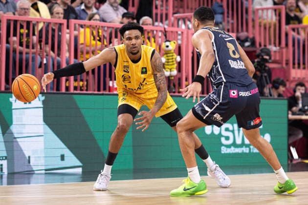 Tigers Tuebingen Eisbaeren Bremerhaven, Men, 2 Bundesliga, Barmer 2 Basketball Bundesliga, pro A, 34 Spieltag, Spielzeit 2025 2026, 02 05 2026 Bernard Pelote Tigers Tuebingen, 01 at the pass against Jemarl Lemuel Baker Jr Eisbaeren Bremerhaven, 08