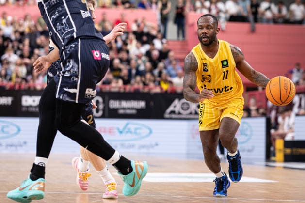 Tigers Tuebingen Eisbaeren Bremerhaven, Herren, 2 Bundesliga, Barmer 2 Basketball Bundesliga, pro A, 34 Spieltag, Spielzeit 2025 2026, 02 05 2026 Jordan Johnson Tigers Tuebingen, 11 on the way to the basket