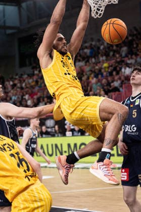 Tigers Tuebingen Eisbaeren Bremerhaven, Herren, 2 Bundesliga, Barmer 2 Basketball Bundesliga, pro A, 34 Spieltag, Spielzeit 2025 2026, 02 05 2026 Patrick Emilien Tigers Tuebingen, 15 beim Dunking