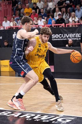 Tigers Tuebingen Eisbaeren Bremerhaven, Men, 2 Bundesliga, Barmer 2 Basketball Bundesliga, pro A, 34 Matchday, Season 2025 2026, 02 05 2026 Lukas Milner Tigers Tuebingen, 17 with the ball under the basket
