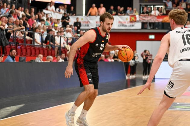 Sebastian Brach Bayer Giants Leverkusen, 10 on the ball against Fynn Lastring Artland Dragons, 16 Artland Dragons vs Bayer Giants Leverkusen, 2 Basketball Bundesliga, Pro A, 34 Matchday, Season 2025 2026, 02 05 2026, Artland Dragons vs Bayer Giants Leverkusen, 2 Basketball Bundesliga, Pro A, 34 Matchday, Season 2025 2026, 02 05 2026 Quakenbrueck Copyright: xEibner-Pressefoto RobertxGertzenx EP_RGN
