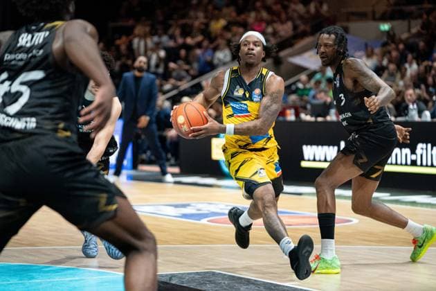 Stef Smith Nr 3 MHP Riesen Ludwigsburg vs Jushua Hawley Nr 3 Basketball Loewen Braunschweig uned Oluwasimisola Shittu Nr 45 Basketball Loewen Braunschweig GER, Basketball Loewen Braunschweig vs MHP Riesen Ludwigsburg, Basketball, easyCredit BBL, Week 32, Season 2025 26, 02 05 2026 GER, Basketball Loewen Braunschweig vs MHP Riesen Ludwigsburg, Basketball, easyCredit BBL, Week 32, Season 2025 26, 02 05 2026 Braunschweig Copyright: xEibner-Pressefoto DanielxREINELTx EP_DRT