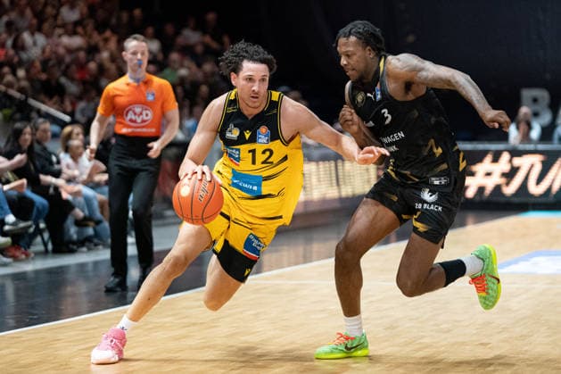 Lenny Anigbata Nr 12 MHP Riesen Ludwigsburg vs Jushua Hawley Nr 3 Basketball Loewen Braunschweig GER, Basketball Loewen Braunschweig vs MHP Riesen Ludwigsburg, Basketball, easyCredit BBL, Week 32, Season 2025 26, 02 05 2026 GER, Basketball Loewen Braunschweig vs MHP Riesen Ludwigsburg, Basketball, easyCredit BBL, Week 32, Season 2025 26, 02 05 2026 Braunschweig Copyright: xEibner-Pressefoto DanielxREINELTx EP_DRT