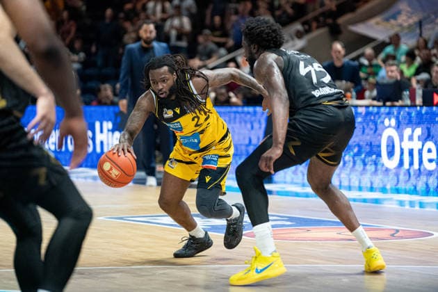 Tray Buchanan Nr 2 MHP Riesen Ludwigsburg vs Oluwasimisola Shittu Nr 45 Basketball Loewen Braunschweig GER, Basketball Loewen Braunschweig vs MHP Riesen Ludwigsburg, Basketball, easyCredit BBL, Week 32, Season 2025 26, 02 05 2026 GER, Basketball Loewen Braunschweig vs MHP Riesen Ludwigsburg, Basketball, easyCredit BBL, Week 32, Season 2025 26, 02 05 2026 Braunschweig Copyright: xEibner-Pressefoto DanielxREINELTx EP_DRT