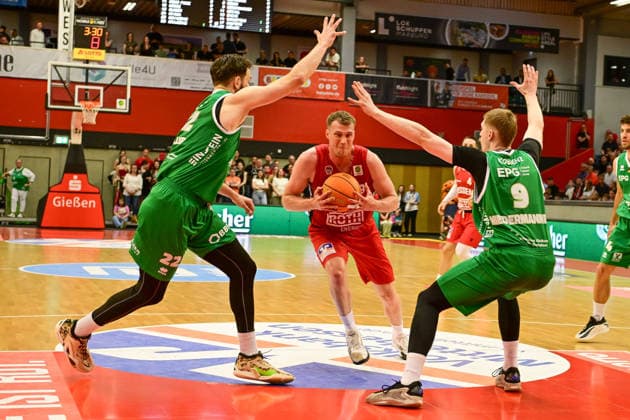 Alexander Möller, Till Gloger, Jonas Niedermanner 2 Bundesliga Pro A, 34 Matchday, 46ers, Basketball, Basketball season 2025 2026, BBL, Germany, Giessen 46ers EPG Baskets Koblenz, Giessen in red,Koblenz in green, Men, Men