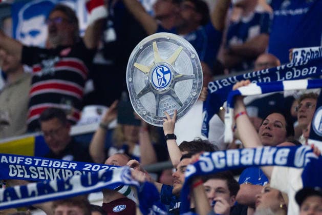 Sport Bilder des Tages 02.05.2026, 32. Spieltag in der 2. Fussball Bundesliga, FC Schalke 04 - Fortuna Düsseldorf. Fans des S04 halten eine Meisterschale hoch. Gelsenkirchen Veltins Arena NRW Deutschland xRHR-FOTO DEx *** 02 05 2026, 32 matchday in the 2 Bundesliga, FC Schalke 04 Fortuna Düsseldorf S04 fans hold up a championship trophy Gelsenkirchen Veltins Arena NRW Germany xRHR PHOTO DEx Copyright: DennisxEwert RHR-FOTOx RHR-FOTO DE