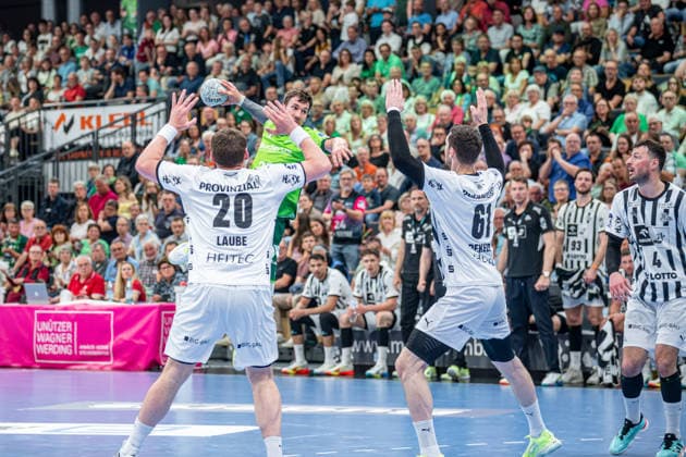 Handball Bundesliga HSG Wetzlar THW Kiel, 02 05 26 Jona Schoch HSG Wetzlar, 22 , Hendrik Pekeler THW Kiel, 61 , Lukas Laube THW Kiel, 20 Handball Bundesliga HSG Wetzlar THW Kiel Wetzlar, 02 05 26 Copyright: xBEAUTIFULxSPORTS Roeczeyx
