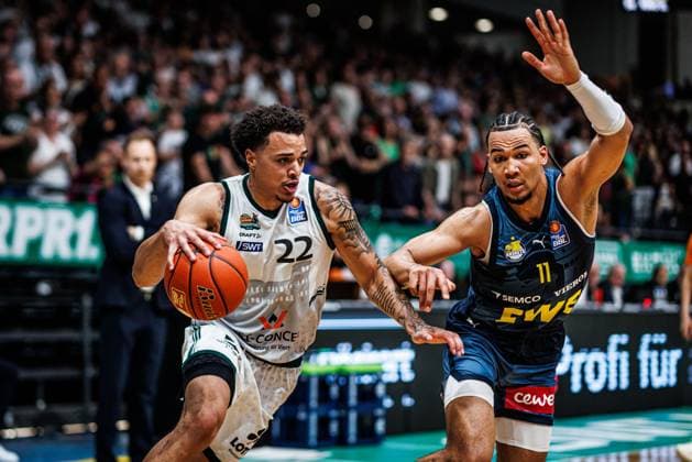 Sport Bilder des Tages Nolan Adekunle (Gladiators Trier) im Zweikampf mit Nicholas Tischler (EWE Baskets Oldenburg), Vet Concept Gladiators Trier vs EWE Baskets Oldenburg, Basketball , Basketball, easyCredit BBL, 32. Spieltag, Saison 2025 2026, 02.05.2026 Vet Concept Gladiators Trier vs EWE Baskets Oldenburg, Basketball , Basketball, easyCredit BBL, 32. Spieltag, Saison 2025 2026, 02.05.2026 *** Nolan Adekunle Gladiators Trier in a duel with Nicholas Tischler EWE Baskets Oldenburg , Vet Concept Gladiators Trier vs EWE Baskets Oldenburg, Basketball , Basketball, easyCredit BBL, Matchday 32, Season 2025 2026, 02 05 2026 Vet Concept Gladiators Trier vs EWE Baskets Oldenburg, Basketball , Basketball, easyCredit BBL, Matchday 32, Season 2025 2026, 02 05 2026 Copyright: xEibner-Pressefoto AlexanderxNeisx EP_ANS