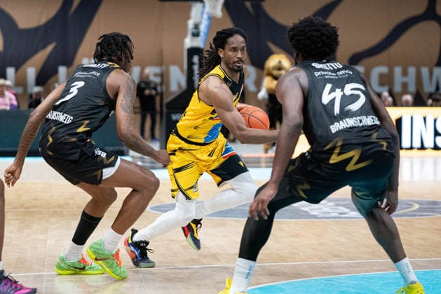 Terrell Harris Nr 8 MHP Riesen Ludwigsburg vs Jushua Hawley Nr 3 Basketball Loewen Braunschweig and Oluwasimisola Shittu Nr 45 Basketball Loewen Braunschweig GER, Basketball Loewen Braunschweig vs MHP Riesen Ludwigsburg, Basketball, easyCredit BBL, Week 32, Season 2025 26, 02 05 2026 GER, Basketball Loewen Braunschweig vs MHP Riesen Ludwigsburg, Basketball, easyCredit BBL, Week 32, Season 2025 26, 02 05 2026 Braunschweig Copyright: xEibner-Pressefoto DanielxREINELTx EP_DRT