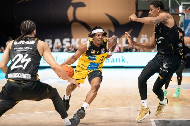 Stef Smith Nr 3 MHP Riesen Ludwigsburg vs Kaza Kajami Keane Nr 24 Basketball Loewen Braunschweig and David NGuessan Nr 1 Basketball Loewen Braunschweig GER, Basketball Loewen Braunschweig vs MHP Riesen Ludwigsburg, Basketball, easyCredit BBL, Week 32, Season 2025 26, 02 05 2026 GER, Basketball Loewen Braunschweig vs MHP Riesen Ludwigsburg, Basketball, easyCredit BBL, Week 32, Season 2025 26, 02 05 2026 Braunschweig Copyright: xEibner-Pressefoto DanielxREINELTx EP_DRT