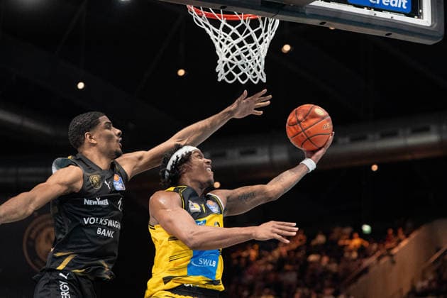 Stef Smith Nr 3 MHP Riesen Ludwigsburg vs David NGuessan Nr 1 Basketball Loewen Braunschweig GER, Basketball Loewen Braunschweig vs MHP Riesen Ludwigsburg, Basketball, easyCredit BBL, Week 32, Season 2025 26, 02 05 2026 GER, Basketball Loewen Braunschweig vs MHP Riesen Ludwigsburg, Basketball, easyCredit BBL, Week 32, Season 2025 26, 02 05 2026 Braunschweig Copyright: xEibner-Pressefoto DanielxREINELTx EP_DRT