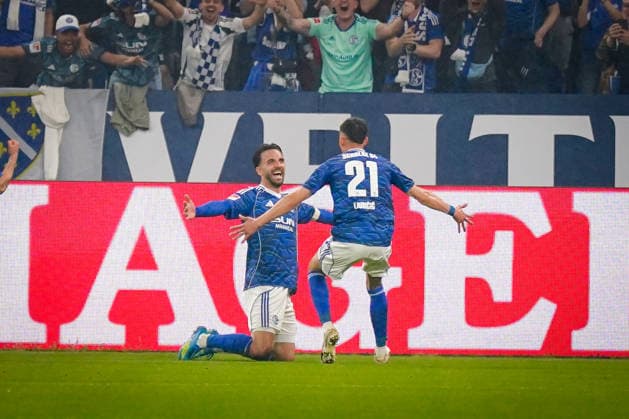 Sport Bilder des Tages Deutschland: Fussball 2. Bundesliga 2025 - 2026, 32. Spieltag - FC Schalke 04 vs Fortuna Düsseldorf - Veltins Arena (Schalke): Tor und Torjubel zum 1:0 durch Kenan Karaman (Schalke 04, 19) Freude, Emotionen, Jubel mit Dejan LjubiÄ?iÄ‡ Dejan Ljubicic (Schalke 04, 21) *** Germany Football 2 Bundesliga 2025 2026, Matchday 32 FC Schalke 04 vs Fortuna Düsseldorf Veltins Arena Schalke Goal and goal celebration for 1 0 by Kenan Karaman Schalke 04, 19 Joy, emotions, jubilation with Dejan LjubiÄiÄiÄ‡ Dejan Ljubicic Schalke 04, 21 Copyright: xJOERANxSTEINSIEKx