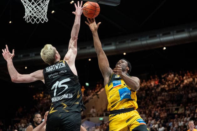 Maxwell Dongmo Temoka Nr 39 MHP Riesen Ludwigsburg vs Philipp Hartwich Nr 15 Basketball Loewen Braunschweig GER, Basketball Loewen Braunschweig vs MHP Riesen Ludwigsburg, Basketball, easyCredit BBL, Week 32, Season 2025 26, 02 05 2026 GER, Basketball Loewen Braunschweig vs MHP Riesen Ludwigsburg, Basketball, easyCredit BBL, Week 32, Season 2025 26, 02 05 2026 Braunschweig Copyright: xEibner-Pressefoto DanielxREINELTx EP_DRT