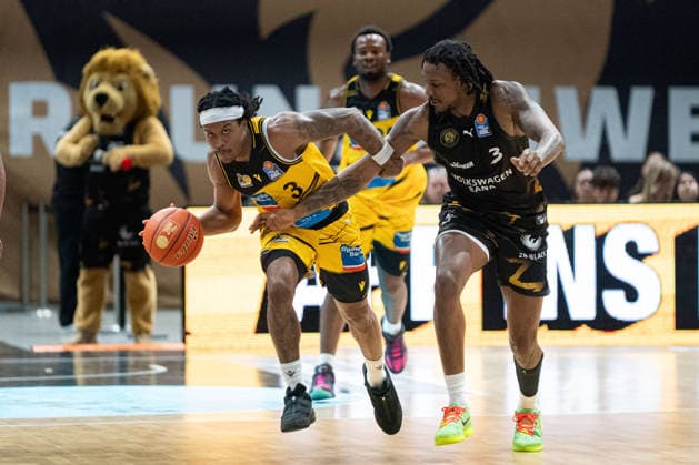 Stef Smith Nr 3 MHP Riesen Ludwigsburg vs Jushua Hawley Nr 3 Basketball Loewen Braunschweig GER, Basketball Loewen Braunschweig vs MHP Riesen Ludwigsburg, Basketball, easyCredit BBL, Week 32, Season 2025 26, 02 05 2026 GER, Basketball Loewen Braunschweig vs MHP Riesen Ludwigsburg, Basketball, easyCredit BBL, Week 32, Season 2025 26, 02 05 2026 Braunschweig Copyright: xEibner-Pressefoto DanielxREINELTx EP_DRT