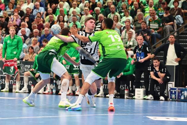 Rasmus Ankermann THW Kiel, 22 in duel with Jona Schoch HSG Wetzlar, 22, left and Philipp Ahouansou HSG Wetzlar, 19 GER, HSG Wetzlar vs THW Kiel, Handball, 1 Bundesliga, Matchday 30, Season 2025 2026, 02 05 2026 GER, HSG Wetzlar vs THW Kiel, Handball, 1 Bundesliga, Matchday 30, Season 2025 2026, 02 05 2026 Wetzlar Copyright: xEibner-Pressefoto RenexWeissx EP_RWS