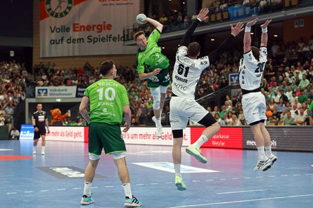 02 05 2026, xovx, Handball Daikin Handball Bundesliga, HSG Wetzlar THW Kiel v l Josip Simic HSG Wetzlar , Niklas Theiß HSG Wetzlar , Hendrik Pekeler THW Kiel , Lukas Laube THW Kiel Wetzlar Buderus Arena Hessen Germany EN