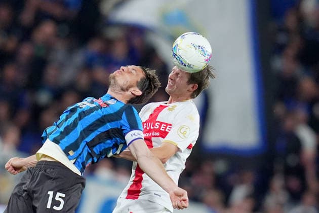 Atalanta™s Marten de Roon fights for the ball with Genoa™s Morten Frendrup during the Serie A soccer match between Atalanta and Genoa at the New Balance Stadium in Bergamo , north Italy - Saturday , May 02 , 2026. - Soccer .  Copyright: xSpada LaPressex