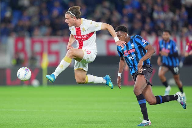 Atalanta s Honest Ahanor fights for the ball with Genoa™s Lorenzo Colombo during the Serie A soccer match between Atalanta and Genoa at the New Balance Stadium in Bergamo , north Italy - Saturday , May 02 , 2026. - Soccer .  Copyright: xSpada LaPressex
