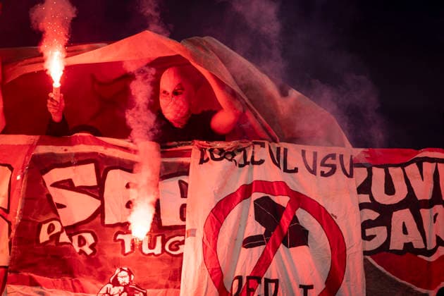 Sport Bilder des Tages FOOTBALL : Metz FC vs AS Monaco - ligue 1 - Metz - 02 05 2026 Ambiance avec des supporters de l equipe de AS Monaco fumigenes sur le terrain  Copyright: xelyxandroxcegarrax
