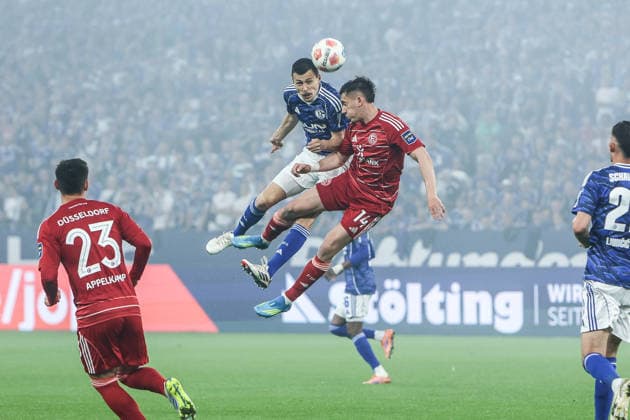 Sport Bilder des Tages Fussball, 2. Bundesliga Saison 2025 2026 32. Spieltag FC Schalke 04 - Fortuna Düsseldorf 02.05.2026, VELTINS-Arena Ron Schallenberg (Schalke 04, 6) Sotiris Alexandropoulos (Fortuna Düsseldorf, 14) Kopfballaktion Gelsenkirchen VELTINS-Arena Nordrhein-Westfalen Deutschland *** Sport, Football, 2 Bundesliga Season 2025 2026 32 Matchday FC Schalke 04 Fortuna Düsseldorf 02 05 2026, VELTINS Arena Ron Schallenberg Schalke 04, 6 Sotiris Alexandropoulos Fortuna Düsseldorf, 14 Header action Gelsenkirchen VELTINS Arena North Rhine-Westphalia Germany
