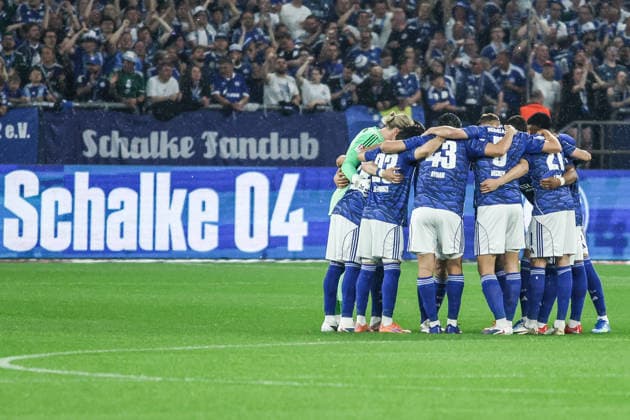 Sport Bilder des Tages Fussball, 2. Bundesliga Saison 2025 2026 32. Spieltag FC Schalke 04 - Fortuna Düsseldorf 02.05.2026, VELTINS-Arena Teamkreis FC Schalke 04 Gelsenkirchen VELTINS-Arena Nordrhein-Westfalen Deutschland *** Sport, Football, 2 Bundesliga Season 2025 2026 32 Matchday FC Schalke 04 Fortuna Düsseldorf 02 05 2026, VELTINS Arena Team circle FC Schalke 04 Gelsenkirchen VELTINS Arena Nordrhein Westfalen Germany