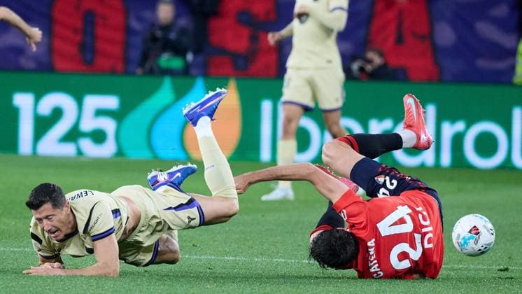 Sport Bilder des Tages Pamplona, Spain. 2nd May 2026. Sports. Football Soccer.Alejandro Catena (24. CA Osasuna) and Robert Lewandowski (9. FC Barcelona, Barca during the football match of La Liga EA Sports between CA Osasuna and FC Barcelona played at El Sadar stadium in Pamplona (Spain) on May 2 2026. Credit: Inigo Alzugaray Cordon Press  CA Osasuna vs FC Barcelona