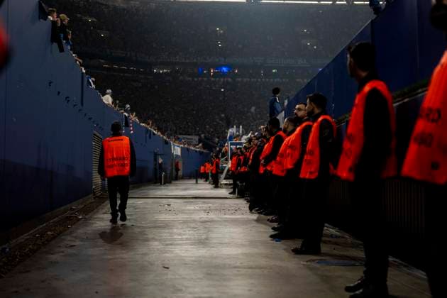 Sport Bilder des Tages Eine Vielzahl an Ordnern bewachen den Graben zwischen Tribüne und Spielfeld. FC Schalke 04 - Fortuna Düsseldorf, 2. Bundesliga, 32. Spieltag, Veltins-Arena Gelsenkirchen, Saison 2025 2026, 02.05.2026 DFB regulations prohibit any use of photographs as image sequences and or quasi-video. *** A large number of stewards guard the ditch between the stands and the pitch FC Schalke 04 Fortuna Düsseldorf, 2 Bundesliga, 32 Matchday, Veltins Arena Gelsenkirchen, Season 2025 2026, 02 05 2026 DFB regulations prohibit any use of photographs as image sequences and or quasi video Copyright: HMBxMedia xMarcoxBader