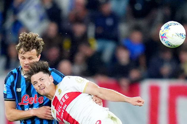 Atalanta™s Giorgio Scalvini fights for the ball with Genoa™s Vitinha during the Serie A soccer match between Atalanta and Genoa at the New Balance Stadium in Bergamo , north Italy - Saturday , May 02 , 2026. - Soccer .  Copyright: xSpada LaPressex