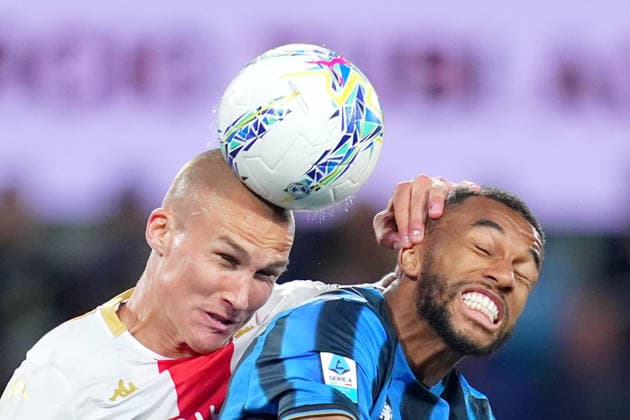 Atalanta s Isak Hien fights for the ball with Genoa™s Leo Ostigard r during the Serie A soccer match between Atalanta and Genoa at the New Balance Stadium in Bergamo , north Italy - Saturday , May 02 , 2026. - Soccer .  Copyright: xSpada LaPressex