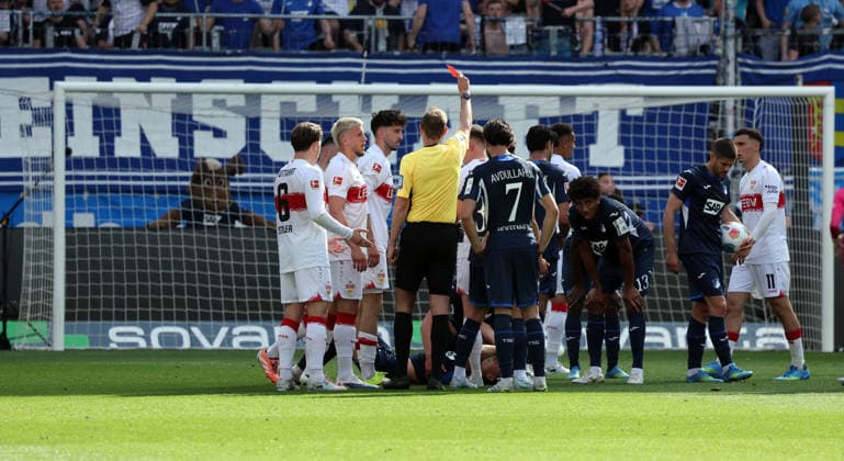 02.05.26 TSG 1899 Hoffenheim - VfB Stuttgart Deutschland, Sinsheim, 02.05.2026, Fussball, Bundesliga, Saison 2025 2026, TSG 1899 Hoffenheim - VfB Stuttgart: v.l. Atakan Karazor (VfB Stuttgart), Sascha Stegemann (Schiedsrichter); Rote Karte. *** 02 05 26 TSG 1899 Hoffenheim VfB Stuttgart Germany, Sinsheim, 02 05 2026, Football, Bundesliga, Season 2025 2026, TSG 1899 Hoffenheim VfB Stuttgart v l Atakan Karazor VfB Stuttgart , Sascha Stegemann Referee Red card