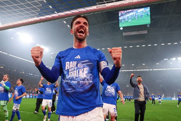 2. Bundesliga - FC Schalke 04 - Fortuna Düsseldorf am 02.05.2026 in der Veltins-Arena auf Schalke Jubel und Freude über den Aufstieg bei Kenan Karaman (Schalke 19) *** 2 Bundesliga FC Schalke 04 Fortuna Düsseldorf on 02 05 2026 in the Veltins Arena at Schalke Jubilation and joy about the promotion at Kenan Karaman Schalke 19 MH