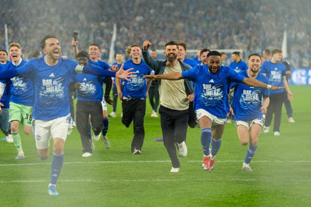 Miron Muslic (FC Schalke 04, Trainer) und seine Spieler feiern den Aufstieg in die 1. Bundesliga, GER FC Schalke 04 vs. Fortuna Duesseldorf, Fussball, 2. Bundesliga, Spieltag 32, Saison 2025 2026, 02.05.2026 DFB DFL REGULATIONS PROHIBIT ANY USE OF PHOTOGRAPHS AS IMAGE SEQUENCES AND OR QUASI-VIDEO, GER FC Schalke 04 vs. Fortuna Duesseldorf, Fussball, 2. Bundesliga, Spieltag 32, Saison 2025 2026, 02.05.2026 Gelsenkirchen *** Miron Muslic FC Schalke 04, Coach and his players celebrate the promotion to the 1 Bundesliga, GER FC Schalke 04 vs Fortuna Duesseldorf, Football, 2 Bundesliga, Matchday 32, Season 2025 2026, 02 05 2026 DFB DFL REGULATIONS PROHIBIT ANY USE OF PHOTOGRAPHS AS IMAGE SEQUENCES AND OR QUASI VIDEO, GER FC Schalke 04 vs Fortuna Duesseldorf, Football, 2 Bundesliga, Matchday 32, Season 2025 2026, 02 05 2026 Gelsenkirchen Copyright: xEibner-Pressefoto FabianxFriesex EP_FFE