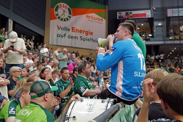 02 05 2026, xovx, Handball Daikin Handball Bundesliga, HSG Wetzlar THW Kiel The players of HSG Wetzlar celebrate the 33 25 victory against THW Kiel Wetzlar Buderus Arena Hessen Germany DE