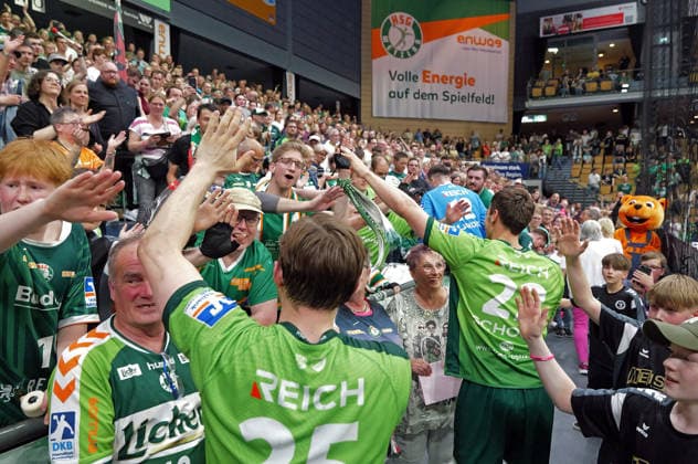02 05 2026, xovx, Handball Daikin Handball Bundesliga, HSG Wetzlar THW Kiel The players of HSG Wetzlar celebrate the 33 25 victory against THW Kiel Wetzlar Buderus Arena Hessen Germany DE