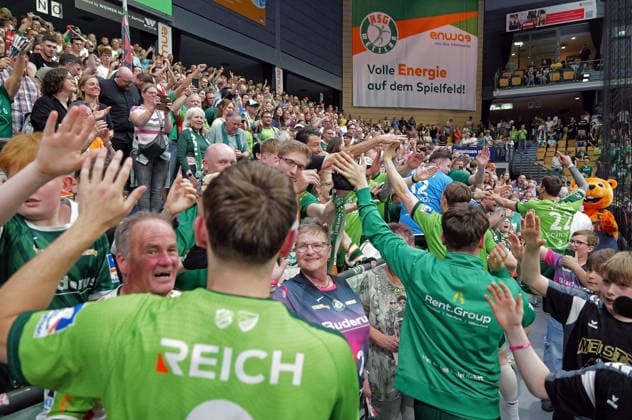 02 05 2026, xovx, Handball Daikin Handball Bundesliga, HSG Wetzlar THW Kiel The players of HSG Wetzlar celebrate the 33 25 victory against THW Kiel Wetzlar Buderus Arena Hessen Germany DE