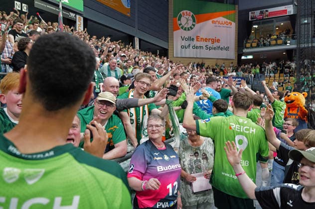 02 05 2026, xovx, Handball Daikin Handball Bundesliga, HSG Wetzlar THW Kiel The players of HSG Wetzlar celebrate the 33 25 victory against THW Kiel Wetzlar Buderus Arena Hessen Germany DE
