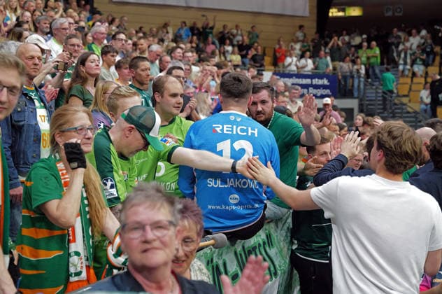 02 05 2026, xovx, Handball Daikin Handball Bundesliga, HSG Wetzlar THW Kiel The players of HSG Wetzlar celebrate the 33 25 victory against THW Kiel Wetzlar Buderus Arena Hessen Germany DE
