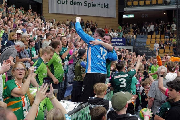 02 05 2026, xovx, Handball Daikin Handball Bundesliga, HSG Wetzlar THW Kiel The players of HSG Wetzlar celebrate the 33 25 victory against THW Kiel Wetzlar Buderus Arena Hessen Germany DE