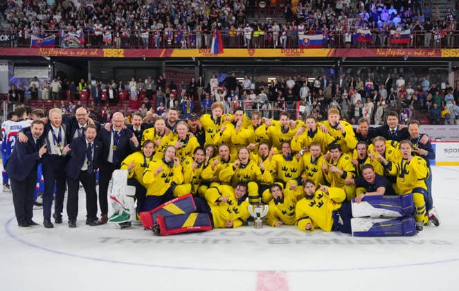 260502 In this handout picture from IIHF Team Sweden players and staff pose for a group photo with the championship trophy after a 4-2 Gold Medal Game win against Slovakia at the 2026 IIHF Ice hockey, Eishockey U18 World Championship, WM, Weltmeisterschaft at Pavol Demitra Ice Hockey Stadium on May 2, 2026 in Trencin, Slovakia. Photo: Chris Tanouye IIHF Bildbyran ishockey ice hockey u18 vm u18-vm 2024 iihf u18 world championship sverige sweden slovakien slovakia jubel *** 260502 In this handout picture from IIHF Team Sweden players and staff pose for a group photo with the championship trophy after a 4 2 Gold Medal Game win against Slovakia at the 2026 IIHF Ice Hockey U18 World Championship at Pavol Demitra Ice Hockey Stadium on May 2, 2026 in Trencin, Slovakia Photo Chris Tanouye IIHF Bildbyran ishockey ice hockey u18 vm u18 vm 2024 iihf u18 world championship sverige sweden slovakien slovakia jubel  Copyright: ChrisxTanouye BB260502ZV031