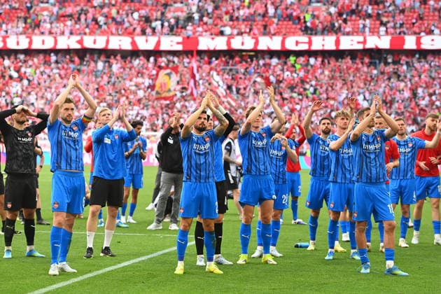 Teamfoto,Team,Mannschaft,Mannschaftsfoto, Spieler und Frank SCHMIDT (Trainer Heidenheim) nach Spielende vor den Heidenheimer Fans,Fussballfans. Fussball 1. Bundesliga Saison 2025 2026, 32.Spieltag, Spieltag32 FC Bayern Muenchen - 1.FC Heidenheim 3-3 am 02.05.2026 , A L L I A N Z A R E N A. *** Team photo,Team,Team,Team photo, players and Frank SCHMIDT Coach Heidenheim after the match in front of the Heidenheim fans,Football fans Football 1 Bundesliga Season 2025 2026, 32 Matchday, Matchday32 FC Bayern Muenchen 1 FC Heidenheim 3 3 on 02 05 2026 , A L L I A N Z A R E N A