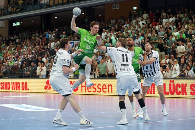 02 05 2026, xovx, Handball Daikin Handball Bundesliga, HSG Wetzlar THW Kiel v l Lukas Laube THW Kiel , Justin Müller HSG Wetzlar , Petter Överby THW Kiel , Philipp Ahouansou HSG Wetzlar , Harald Reinkind THW Kiel Wetzlar Buderus Arena Hessen Germany EN