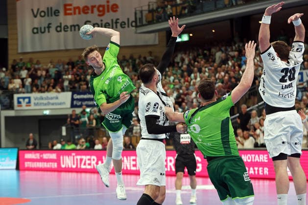 02 05 2026, xovx, Handball Daikin Handball Bundesliga, HSG Wetzlar THW Kiel v l Niklas Theiß HSG Wetzlar , Domagoj Duvnjak THW Kiel , Josip Simic HSG Wetzlar , Lukas Laube THW Kiel Wetzlar Buderus Arena Hessen Germany EN