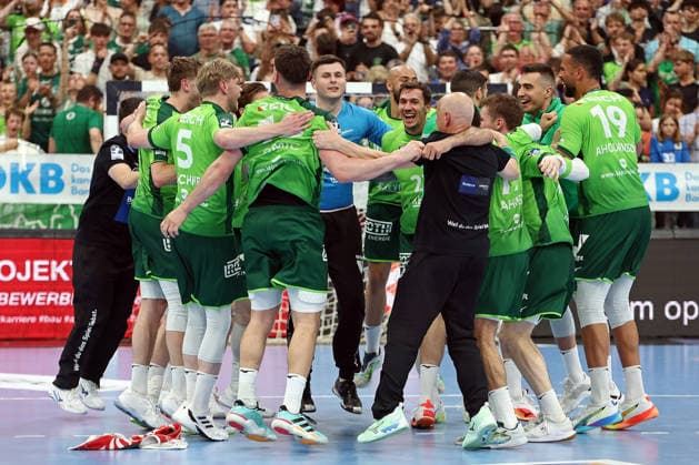 02 05 2026, xovx, Handball Daikin Handball Bundesliga, HSG Wetzlar THW Kiel The players of HSG Wetzlar celebrate the 33 25 victory against THW Kiel Wetzlar Buderus Arena Hessen Germany EN