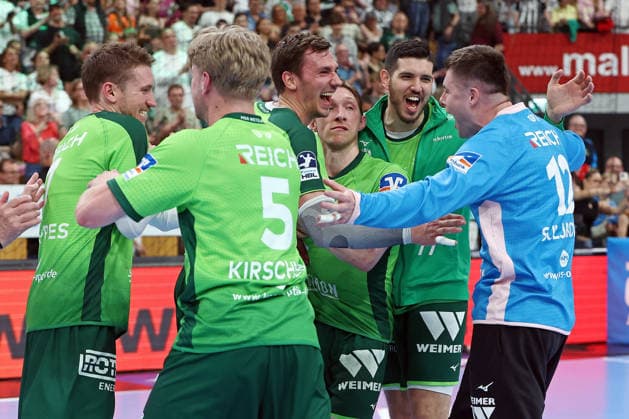 02.05.2026, xovx, Handball Daikin Handball Bundesliga, HSG Wetzlar - THW Kiel Die Spieler der HSG Wetzlar bejubeln den 33:25 Sieg gegen den THW Kiel. V.l. Dominik Mappes (HSG Wetzlar), Tristan Kirschner (HSG Wetzlar), Jona Schoch (HSG Wetzlar), Justin Müller (HSG Wetzlar), Stefan Cavor (HSG Wetzlar), Anadin Suljakovic (HSG Wetzlar) Wetzlar Buderus-Arena Hessen Deutschland (DE) *** 02 05 2026, xovx, Handball Daikin Handball Bundesliga, HSG Wetzlar THW Kiel The players of HSG Wetzlar celebrate the 33 25 victory against THW Kiel V l Dominik Mappes HSG Wetzlar , Tristan Kirschner HSG Wetzlar , Jona Schoch HSG Wetzlar , Justin Müller HSG Wetzlar , Stefan Cavor HSG Wetzlar , Anadin Suljakovic HSG Wetzlar Wetzlar Buderus Arena Hessen Germany EN
