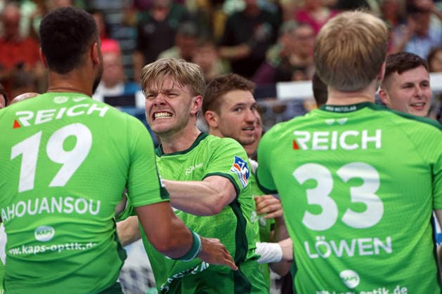 02 05 2026, xovx, Handball Daikin Handball Bundesliga, HSG Wetzlar THW Kiel The players of HSG Wetzlar celebrate the 33 25 victory against THW Kiel V l Philipp Ahouansou HSG Wetzlar , Tristan Kirschner HSG Wetzlar , Dominik Mappes HSG Wetzlar , Georg Löwen HSG Wetzlar , Anadin Suljakovic HSG Wetzlar Wetzlar Buderus Arena Hessen Germany EN