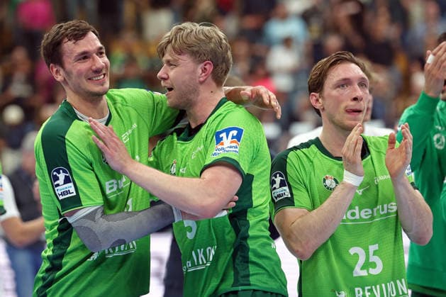 02 05 2026, xovx, Handball Daikin Handball Bundesliga, HSG Wetzlar THW Kiel The players of HSG Wetzlar celebrate the 33 25 victory against THW Kiel V l Jona Schoch HSG Wetzlar , Tristan Kirschner HSG Wetzlar , Justin Müller HSG Wetzlar Wetzlar Buderus Arena Hessen Germany EN